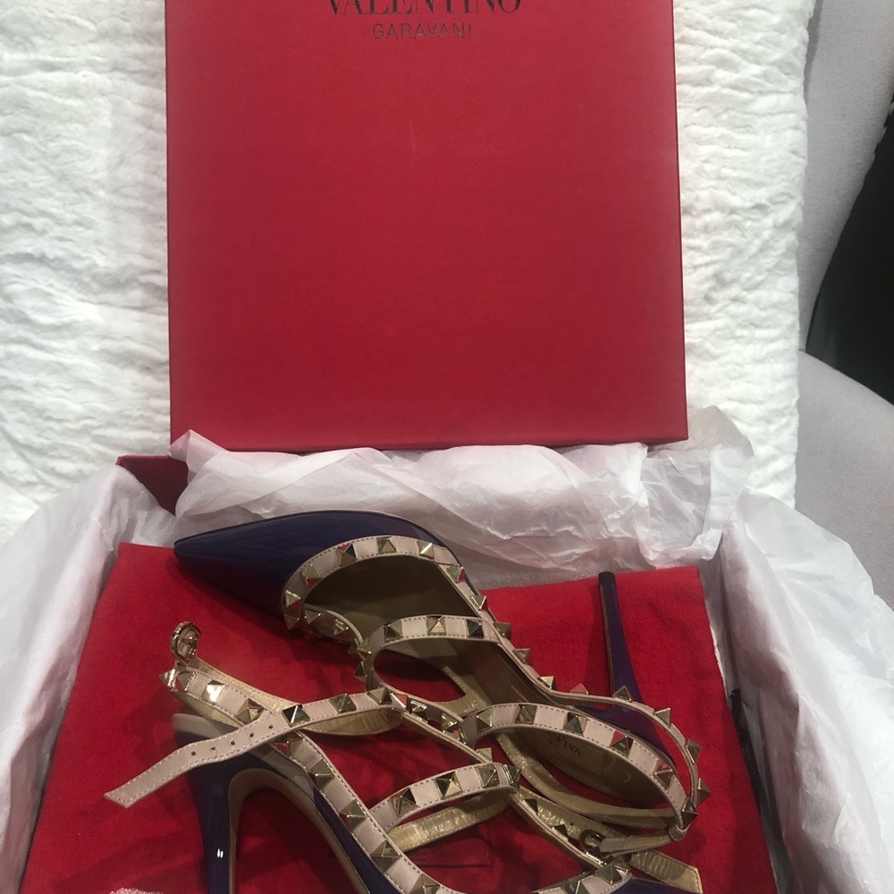 VALENTINO ROCKSTUDS PURPLE PATENT LEATHER HEEL. - Picture 7 of 13